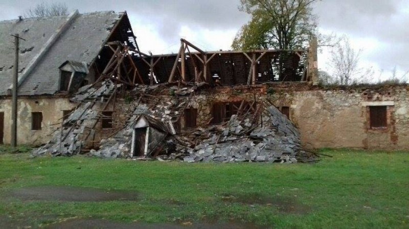 Orkan zniszczył dach dwustuletniej stodoły w Siedlęcinie koło Jeleniej Góry - fot. Wieża książęca w Siedlęcinie / Ducal tower in Siedlecin (Poland)