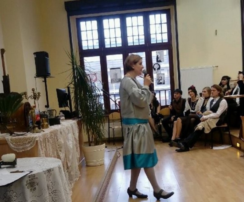 Nietypowa lekcja historii  - fot. prof. Joanna Joanna Nowosielska-Sobel prowadzi wykład o modzie 20-lecia międzywojennego ubrana w sukienkę z tamtej epoki