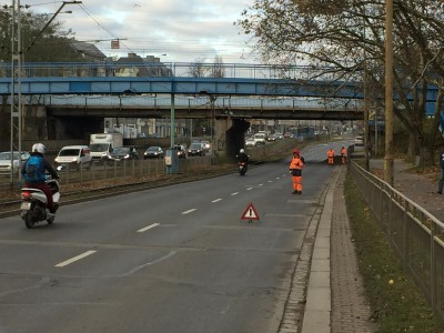 Wrocław: Na jezdnię sypało się kruszywo z wiaduktu. Kierowca: "fartem przejechałem na lewym pasie" [Film] - 0