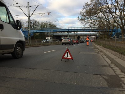 Wrocław: Na jezdnię sypało się kruszywo z wiaduktu. Kierowca: "fartem przejechałem na lewym pasie" [Film] - 1