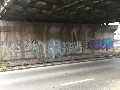 Wrocław: Na jezdnię sypało się kruszywo z wiaduktu. Kierowca: "fartem przejechałem na lewym pasie" [Film] - 3