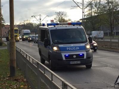Wrocław: Na jezdnię sypało się kruszywo z wiaduktu. Kierowca: "fartem przejechałem na lewym pasie" [Film] - 4