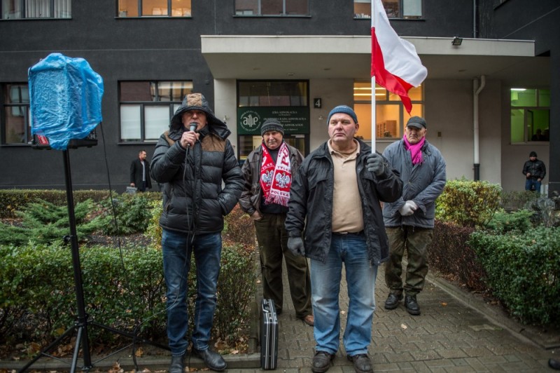 Wrocław: Kilkanaście osób protestowało przed Sądem Okręgowym - fot. Andrzej Owczarek