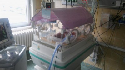 Sukces lekarzy z Legnicy. Wycięli guza m&oacute;zgu ciężarnej kobiecie. Wczoraj dziecko przyszło na świat
