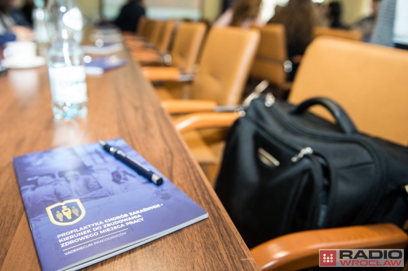 Wrocław: Pracodawcy uczyli się o tym, jak zapobiegać infekcjom swoich podwładnych - fot. Andrzej Owczarek