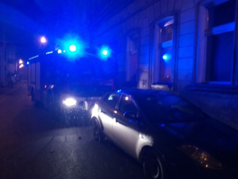 Chcieli podgrzać pizzę. Rozpalili na środku pokoju ognisko - fot. OSP Mieroszów/Facebook