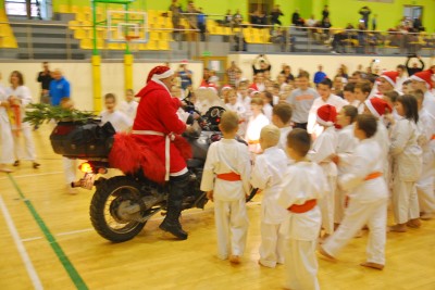 Mikołaj na "beemce" a elfy w kimonach, czyli turniej karate w Sobótce [ZDJĘCIA] - 7