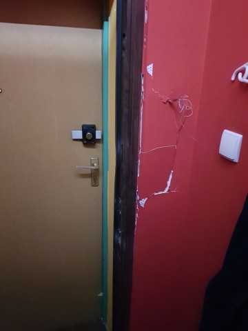 Policja "wchodzi z drzwiami". W środku... nikogo nie ma - 0