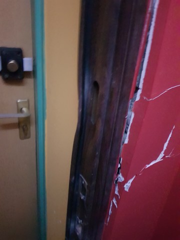 Policja "wchodzi z drzwiami". W środku... nikogo nie ma - 2