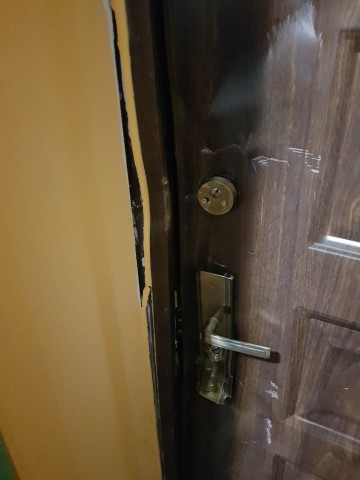 Policja "wchodzi z drzwiami". W środku... nikogo nie ma - 4