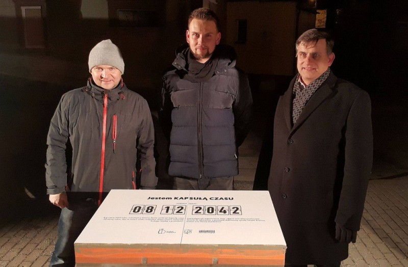 Kapsuła czasu ukryta na 25 lat w Żarowie - 