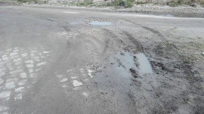 "Tu jest koniec świata". Mieszkańcy Czernicy od kilku lat walczą o remont drogi - 0