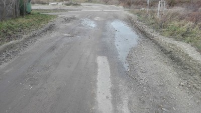 "Tu jest koniec świata". Mieszkańcy Czernicy od kilku lat walczą o remont drogi - 1