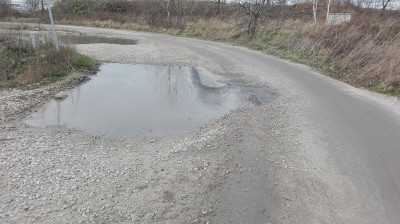"Tu jest koniec świata". Mieszkańcy Czernicy od kilku lat walczą o remont drogi - 2