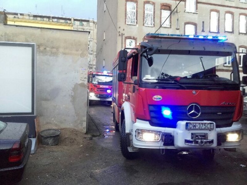 Wrocław: Wybuch gazu w warsztacie samochodowym. Ucierpiał 22-latek  - zdjęcia: SM Wrocław