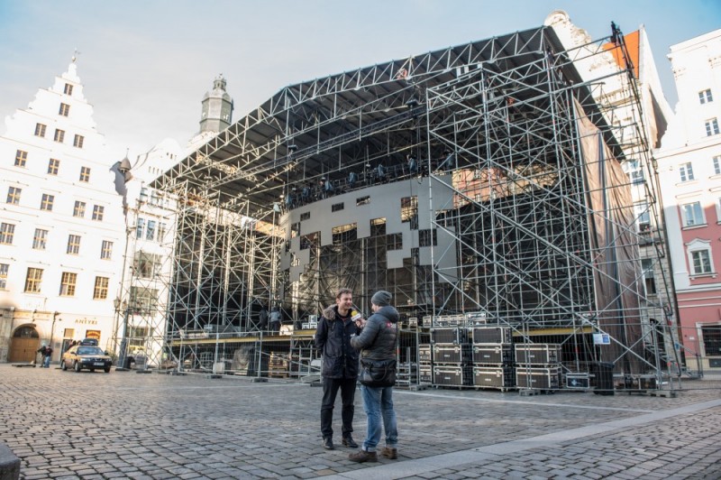 Wrocław: Na pl. Gołębim trwa montaż wielkiej sceny [ZDJĘCIA] - fot. Andrzej Owczarek