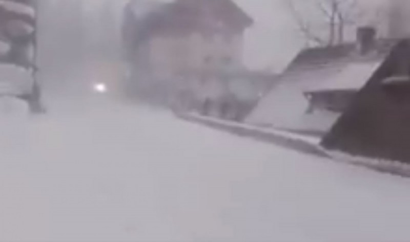 Atak zimy w Karkonoszach, zablokowana droga pod Kłodzkiem - fot. KPN