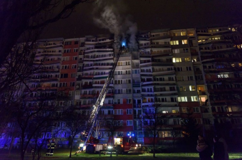 Wrocław: Jedna osoba zginęła w pożarze mieszkania w bloku przy Bobrzej [WIDEO] - fot. Robert But