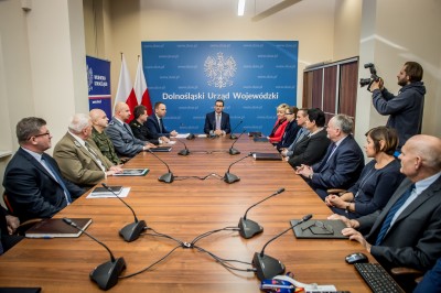 Premier Morawiecki we Wrocławiu: Zamknięte spotkanie ws. katastrofy w Mirsku - 0
