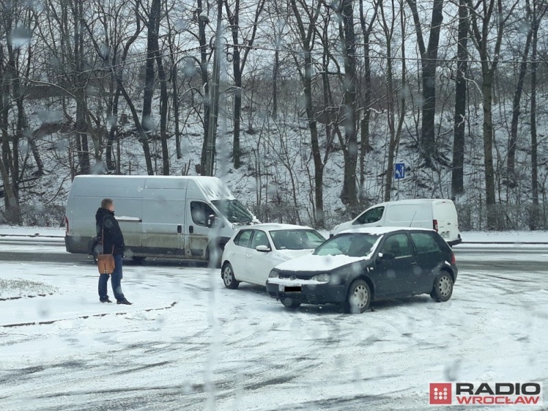 W Złotoryi zima zaskoczyła kierowców [FOTO] - fot. Karolina Kurczab