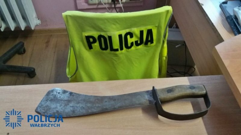 Najpierw uderzył mężczyznę butelką w głowę, później chwycił za maczetę - fot. Policja Wałbrzych