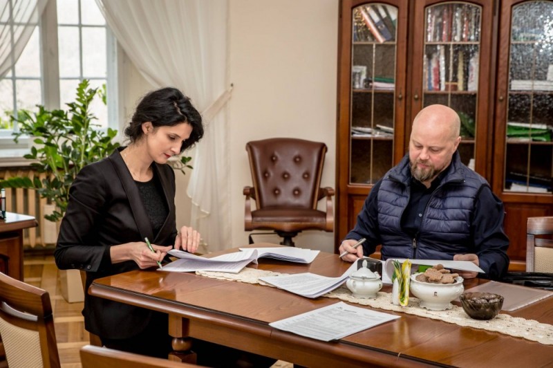 Podpisanie umowy na wykonanie wejścia turystycznego do podziemi Zamku Książ - fot. materiały prasowe
