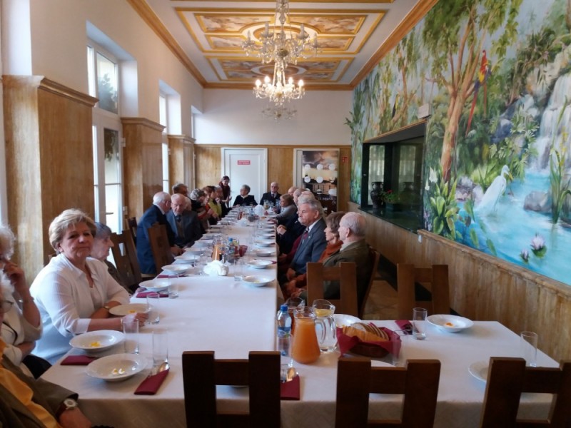 Powstańcy Warszawscy, żołnierze Armii Krajowej na wspólnym obiedzie - 