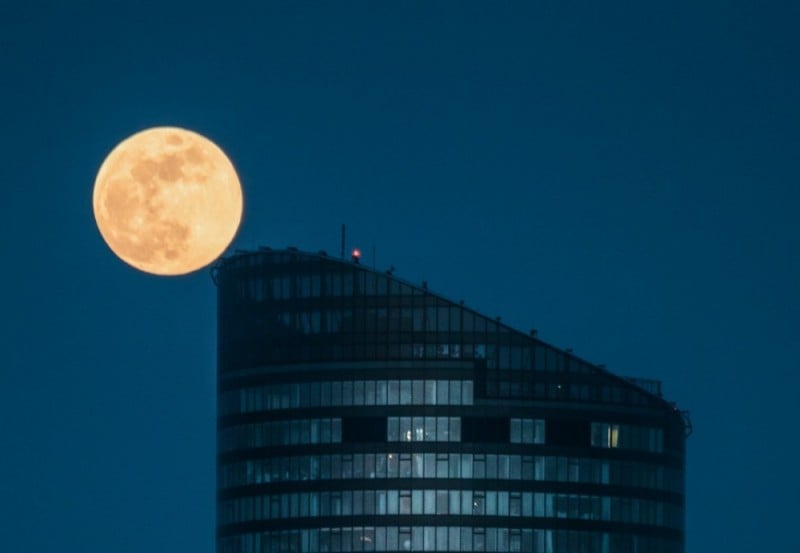 "O mały włos Księżyc prawie zderzył się ze Sky Tower" [zobacz] - fot. Szymon Sakowicz / sakowi.cz