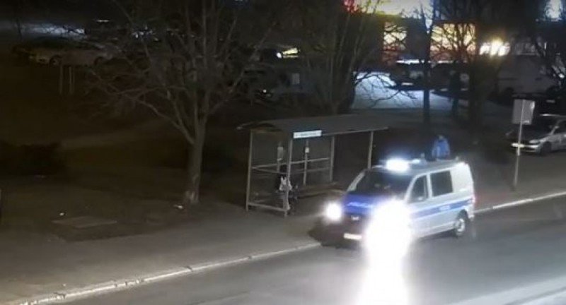 Legnica: Siarczysty mróz, ale policjanci, zamiast pomóc bezdomnej, odjeżdżają [FILM Z MONITORINGU] - 