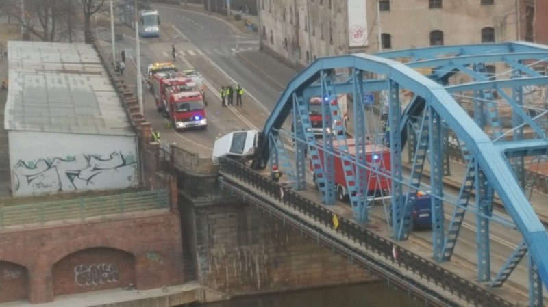 Wrocław: Samochód zawisł na moście Sikorskiego - (fot. Karoleer / wykop.pl)