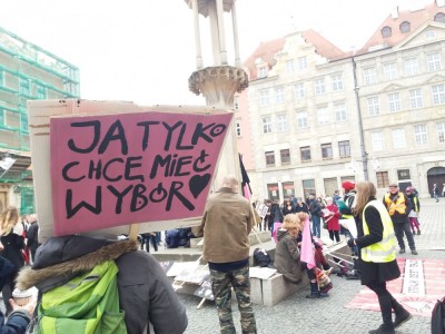 Wrocław: Manifa ws. liberalizacji prawa aborcyjnego. Są utrudnienia w ruchu [FOTO]