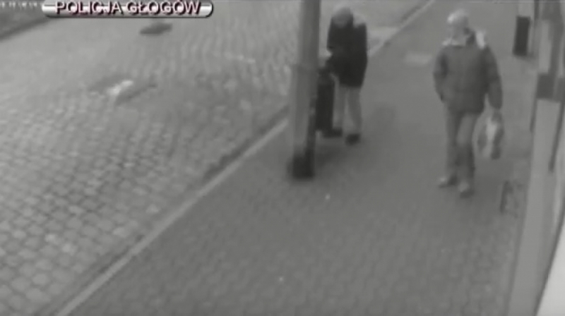 Wyrzucili szczeniaka do kosza na śmieci. Policja poszukuje sprawców [WIDEO] - fot. kadr z monitoringu / mat. policji