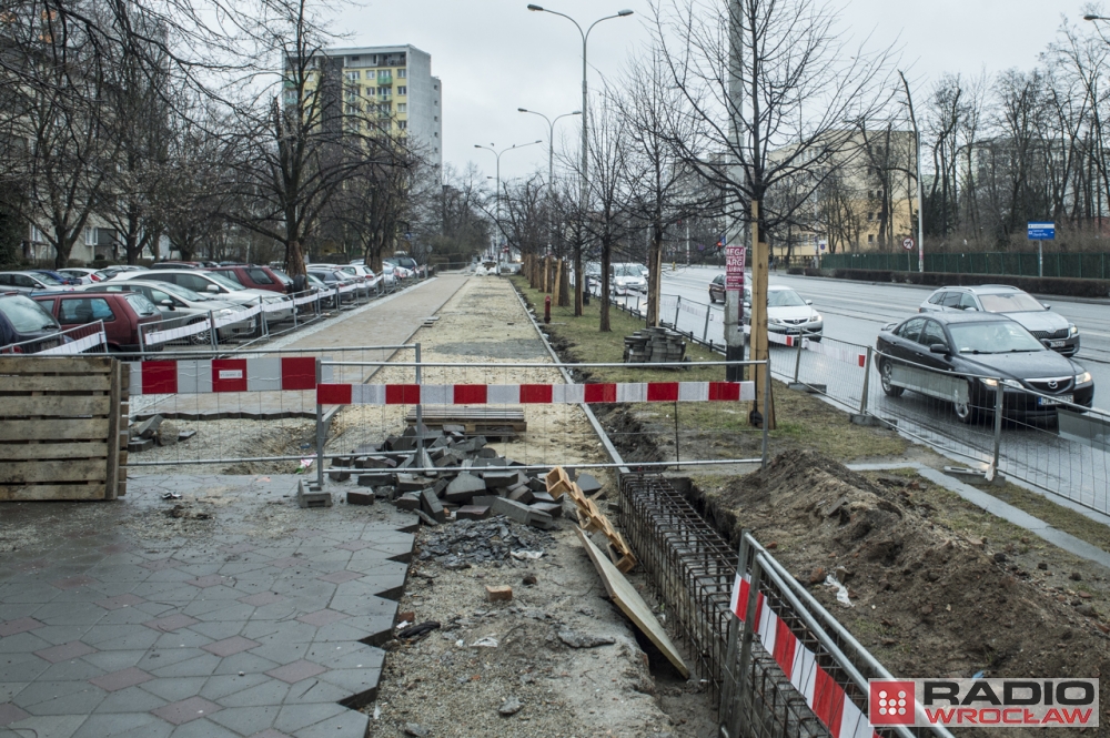Wrocław: Trwa budowa nowych tras rowerowych za 30 milionów złotych [LOKALIZACJE] - Grabiszyńska, budowa trasy rowerowej; fot. Andrzej Owczarek