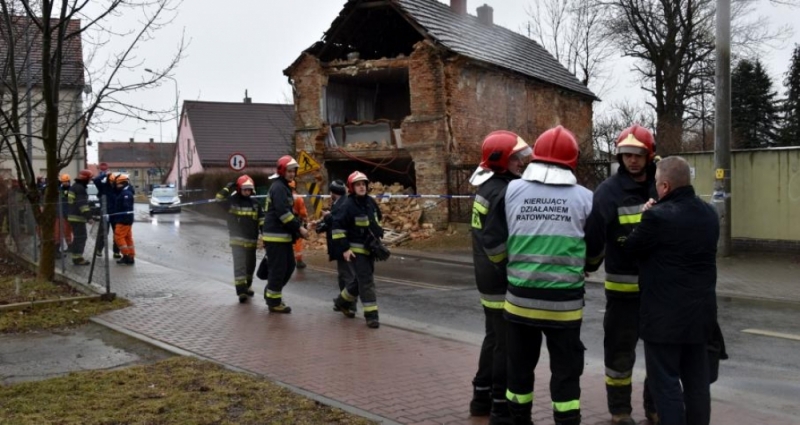 Dzierżoniów: Runęła jedna ze ścian starego budynku mieszkalnego - fot. dzierzoniow.pl