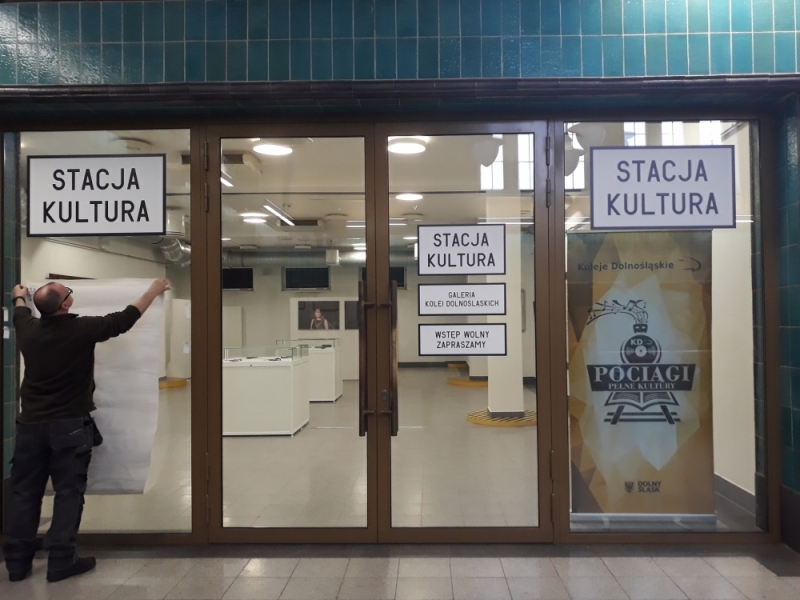 Dworzec kolejowy w Legnicy szykuje kulturalne atrakcje -