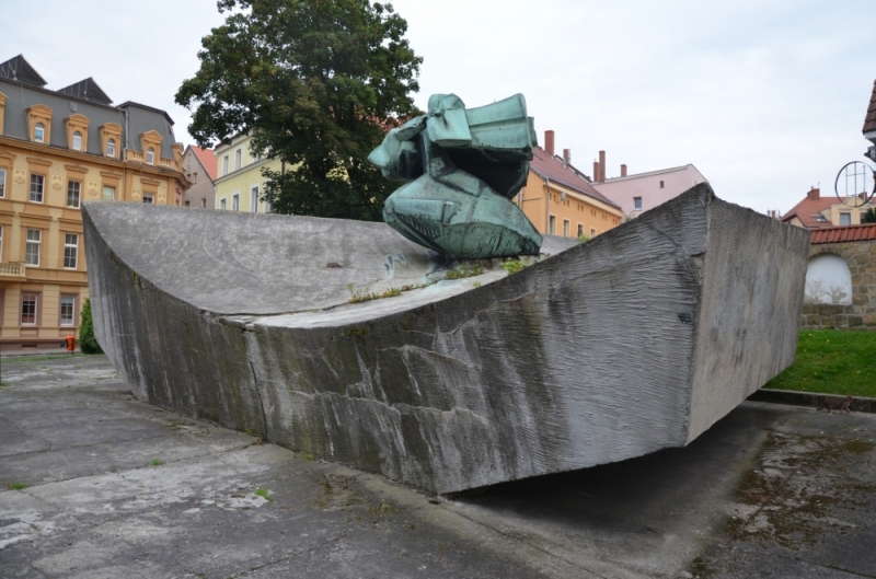 Złotoryja: Pomnik ku czci gen. Świerczewskiego jako gruz utwardza drogi - fot. Gazeta Złotoryjska