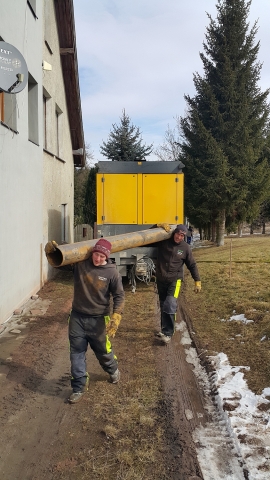 Po blisko 2-letniej przerwie w końcu mają wodę w kranie. Pomogli dobrzy ludzie - 4