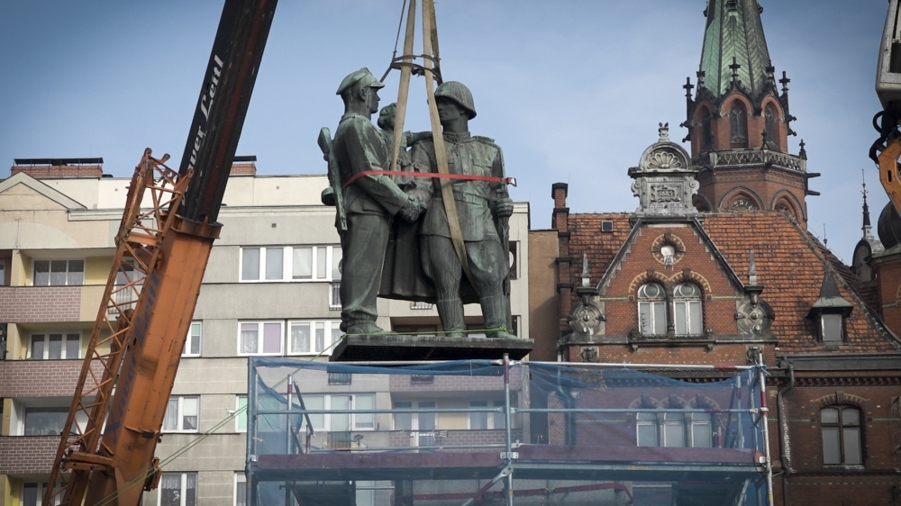 Nie ma już Pomnika Wdzięczności dla Armii Radzieckiej na legnickim Placu Słowiańskim [FOTO, WIDEO] - fot. Radosław Bugajski