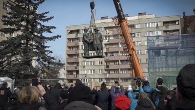 Nie ma już Pomnika Wdzięczności dla Armii Radzieckiej na legnickim Placu Słowiańskim [FOTO, WIDEO] - 5