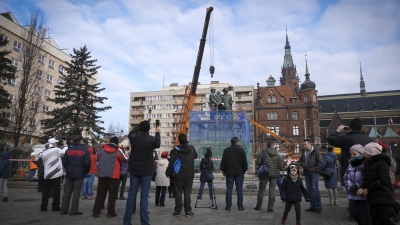 Nie ma już Pomnika Wdzięczności dla Armii Radzieckiej na legnickim Placu Słowiańskim [FOTO, WIDEO] - 7