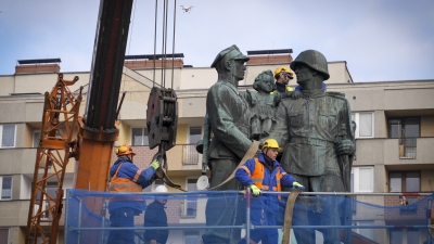 Nie ma już Pomnika Wdzięczności dla Armii Radzieckiej na legnickim Placu Słowiańskim [FOTO, WIDEO] - 8