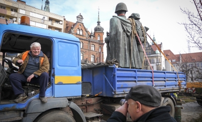 Nie ma już Pomnika Wdzięczności dla Armii Radzieckiej na legnickim Placu Słowiańskim [FOTO, WIDEO] - 10