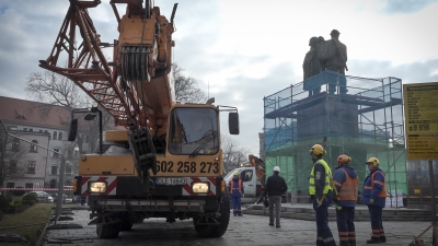 Nie ma już Pomnika Wdzięczności dla Armii Radzieckiej na legnickim Placu Słowiańskim [FOTO, WIDEO] - 0