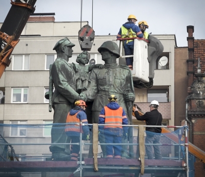 Nie ma już Pomnika Wdzięczności dla Armii Radzieckiej na legnickim Placu Słowiańskim [FOTO, WIDEO] - 1
