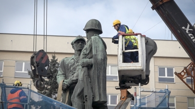 Nie ma już Pomnika Wdzięczności dla Armii Radzieckiej na legnickim Placu Słowiańskim [FOTO, WIDEO] - 3