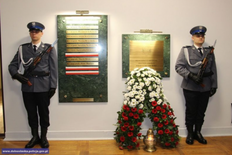 Wrocław: Policjanci odsłonili tablicę upamiętniającą kolegów, którzy zginęli -