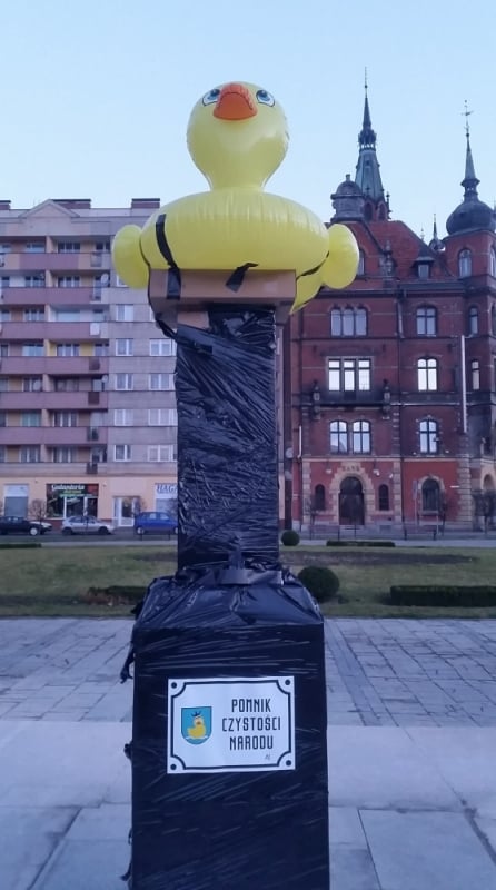 Legnica: Zamiast Pomnika Wdzięczności, stanęła kaczka czystości  - 