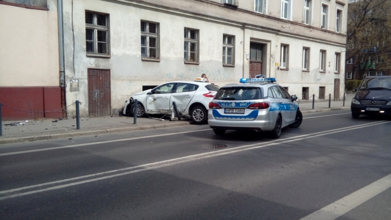 Wypadek taksówki na Braniborskiej we Wrocławiu [FOTO] - zdjęcie wysłane przed Słuchacza (fot. Paweł Przybyszewski)