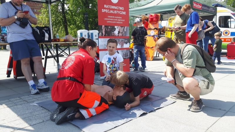 Wrocław: Na Placu Wolności uczą, jak ratować człowieka - Fot: P. Gałecki