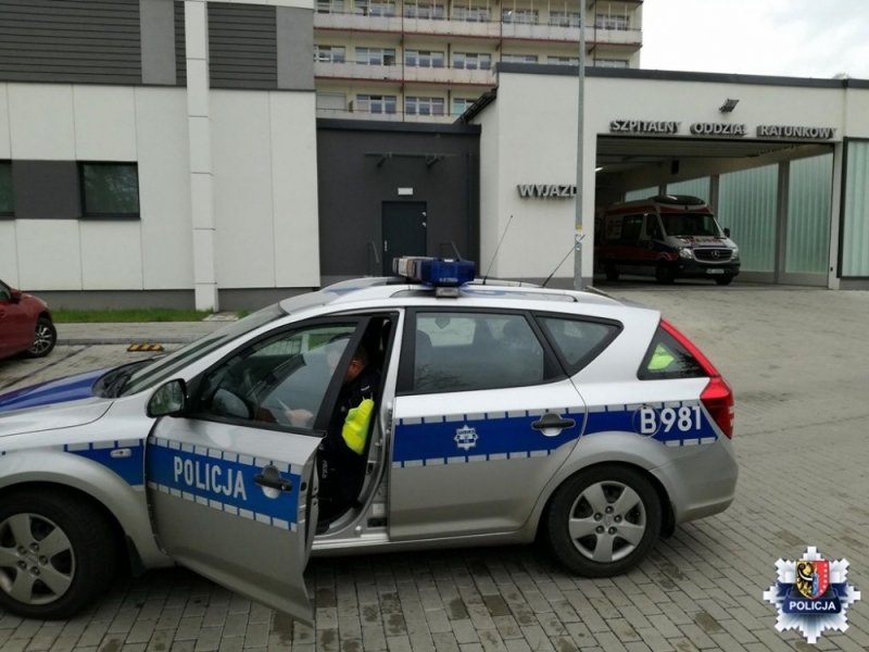 Policjanci przez 16 kilometrów eskortowali rodzącą kobietę - (fot. mat. policji)